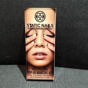 Static Nails reusable pop-on manicure kit